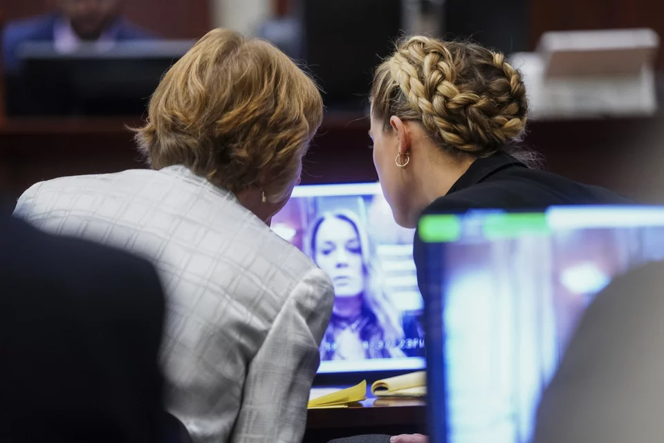 Η Άμπερ Χερντ και η δικηγόρος της ακούνε την κατάθεση της βοηθού της, η οποία έγινε μέσω βιντεοκλήσης 