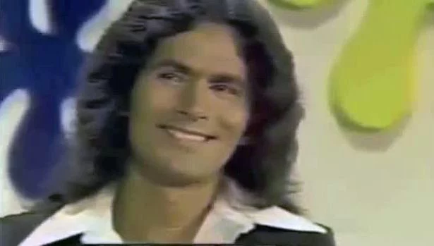 Ο Rodney Alcala χαμογελάει στην εκπομπή The Dating Game το 1978 