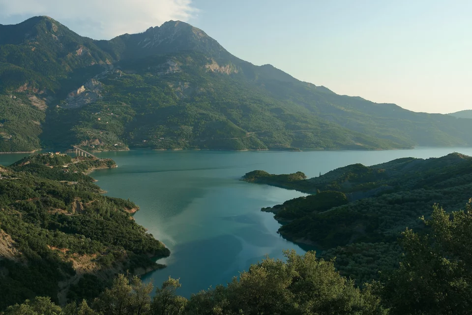 Η Τεχνητή Λίμνη των Κρεμαστών, ένα μέρος σπάνιας ομορφιάς κοντά στο χωριό της Χ. Αρκουμάνη