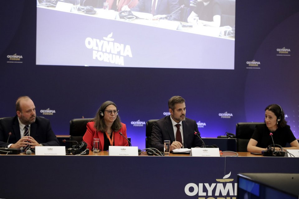 Από αριστερά προς τα δεξιά: Σπύρος Πρωτοψάλτης, διοικητής ΔΥΠΑ (ΟΑΕΔ), Κάρεν Μαγκουάιρ, επικεφαλής του Τμήματος Τοπικής Απασχόλησης, Δεξιοτήτων & Κοινωνικής Καινοτομίας του ΟΟΣΑ, Σωτήρης Μπέσκος, εκδότης-δημοσιογράφος Dnews, Ρενάτα Λέμος, ανώτερη οικονομολόγος της Παγκόσμιας Τράπεζας / Φωτογραφία: ΑΠΕ-ΜΠΕ