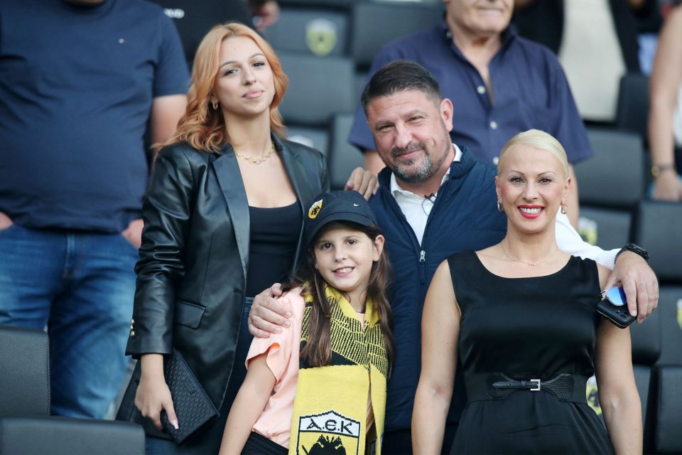 Ο υφυπουργός Εθνικής Αμυνας Νίκος Χαρδαλιάς με την οικογένειά του