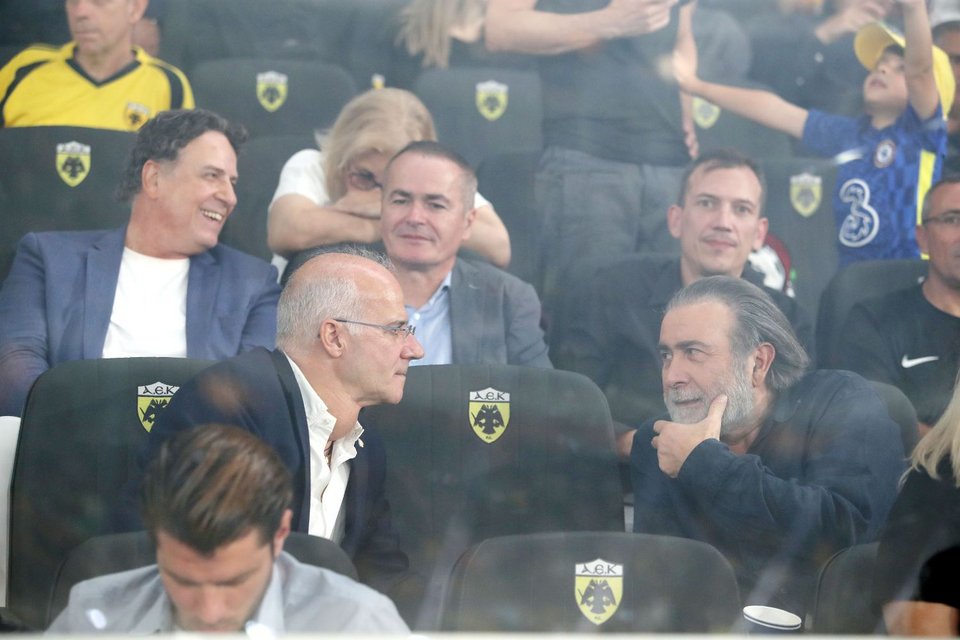 Ο Γιώργος Μητσοκώστας με τον Λάκη Λαζόπουλος και πίσω ο Χάρης Ρώμας