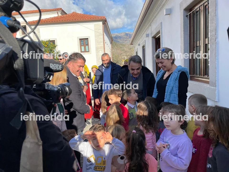 Ο Κυριάκος Μητσοτάκης και ο Πύρρος Δήμας στο ελληνικό σχολείο της Χειμάρρας