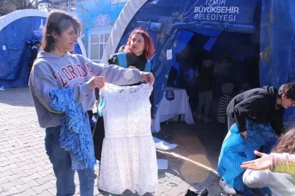 Ρούχα που έστειλαν στους πληγέντες στην Τουρκία/Φωτογραφία Μilliyet
