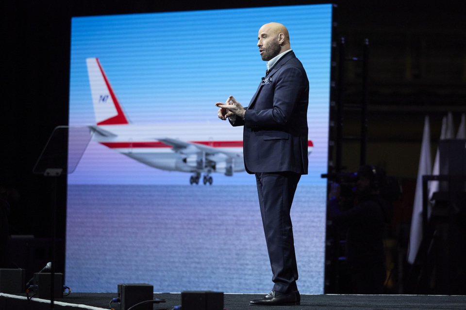O Τζον Τραβόλτα στην τελετή για το Boeing 747