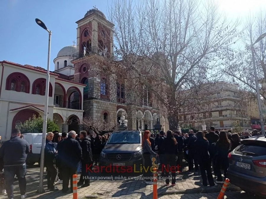 Το τελευταίο «αντίο» λένε αυτή την ώρα συγγενείς, φίλοι και συμφοιτητές στον 20χρονο φοιτητή, Τάσο Κουτσόπουλο /φωτογραφίες karditsalive 