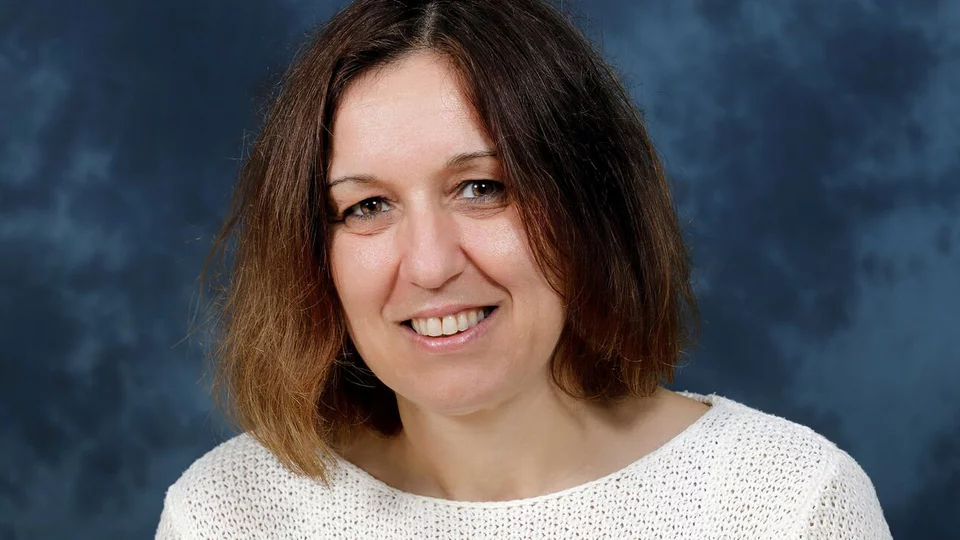 Η Έλενα Φλόκα, διευθύντρια του Τομέα Φυσικής Περιβάλλοντος-Μετεωρολογίας στο Τμήμα Φυσικής του ΕΚΠΑ