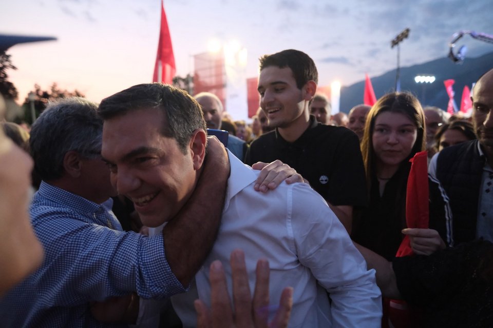 Φίλοι του ΣΥΡΙΖΑ υποδέχονται με αγκαλιές στα Γιάννενα τον πρόεδρο του ΣΥΡΙΖΑ Αλέξη Τσίπρα