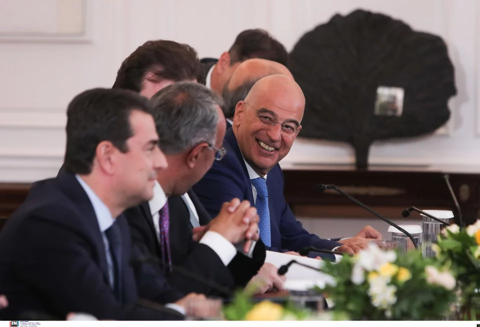 Από το ΥΠΕΞ στο Αμυνας, ο Νίκος Δένδιας με πλατύ χαμόγελο στο πρώτο υπουργικό