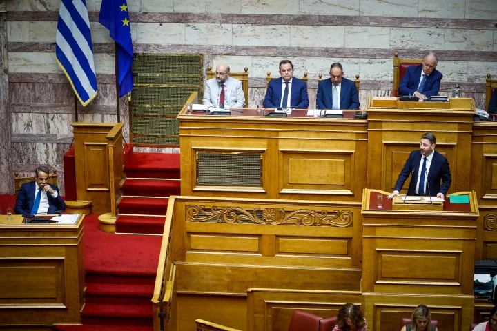 Ο πρόεδρος του ΠΑΣΟΚ Νίκος Ανδρουλάκης στο βήμα της Βουλής με τον Κυριάκο Μητσοτάκη να παρακολουθεί