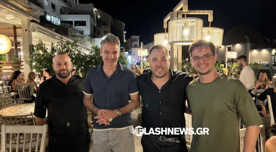 Ο Κυριάκος Μητσοτάκης και δεξιά ο γιος του Κωνσταντίνος, στη μέση ο ιδιοκτήτης του καταστήματος Palazzo Almare Restaurant, Μάξιμος Πετρόχειλος / Φωτογραφία: Flashnews.gr