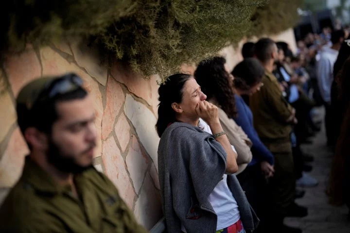 Θρήνος στην κηδεία ισραηλινού στρατιώτη που σκότωσε η Χαμάς -Φωτογραφία: AP Photo/Francisco Seco
