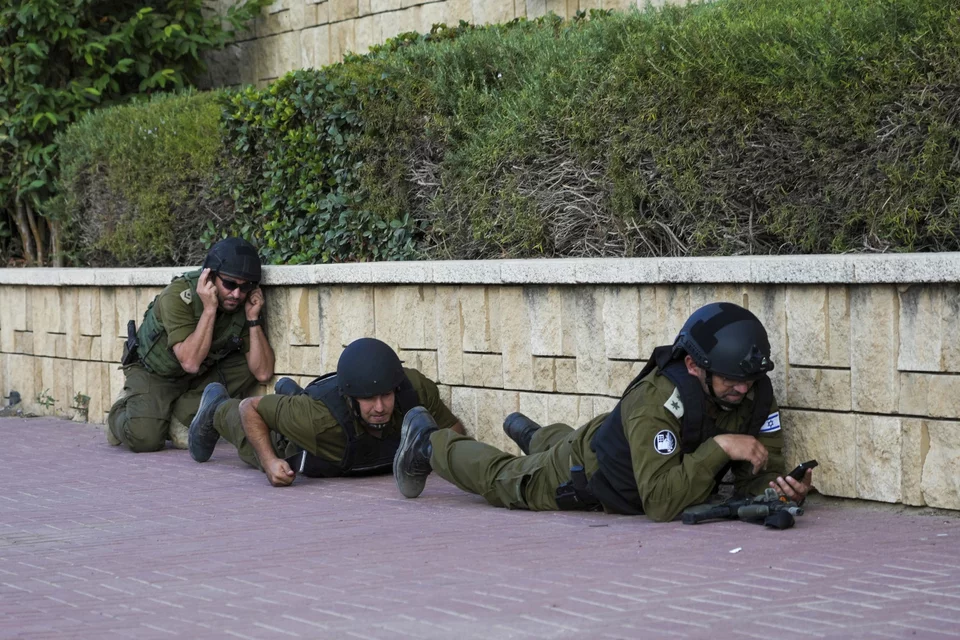 Ισραηλινοί στρατιώτες παίρνουν θέση κάλυψης καθώς ηχούν οι σειρήνες