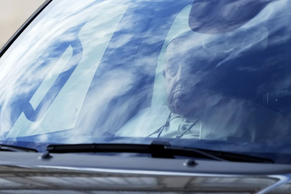 Ο πάπας Φραγκίσκος καθ'οδόν για τη συνάντηση με τον Νίκο Χριστοδουλίδη / Φωτογραφία: AP