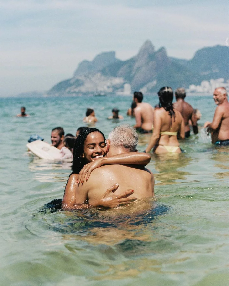To ερωτευμένο ζευγάρι σε παραλία του Ρίο χθες