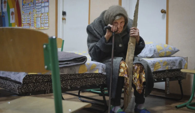 Δύο φορές έπεσε στη διάρκεια της πορείας της η Ουκρανή γιαγιά, αλλά ξανασηκώθηκε αποφασισμένη να ξεφύγει από τον εφιάλτη της ρωσικής κατοχής