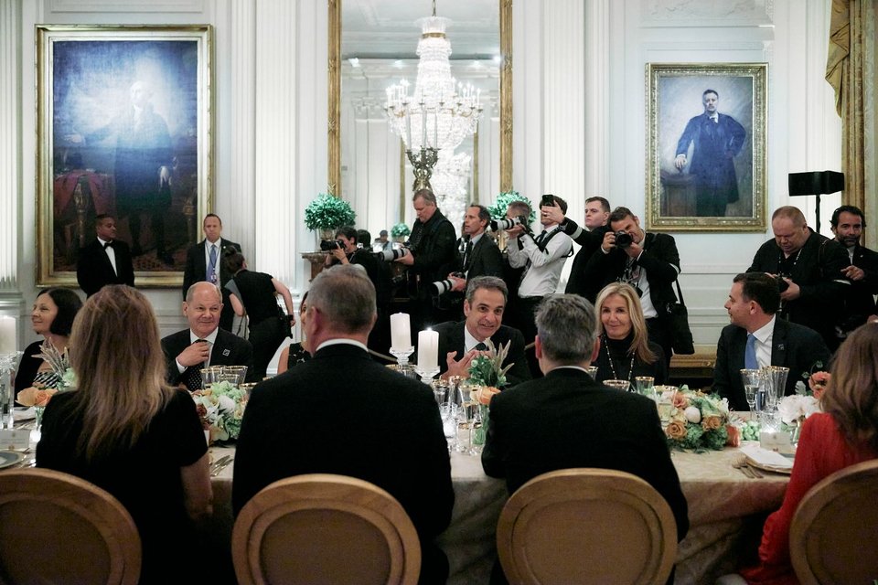 Στο δείπνο των ηγετών στη σάλα του Λευκού Οίκου