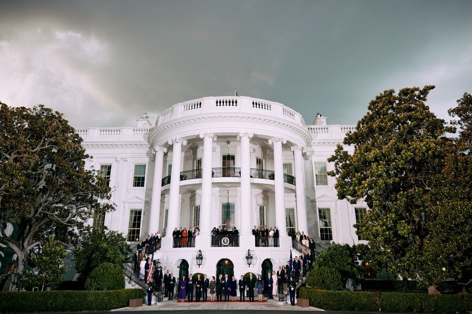 Η πολύ ιδιαίτερη οικογενειακή φωτό των ηγετών του ΝΑΤΟ στον Λευκό Οίκο