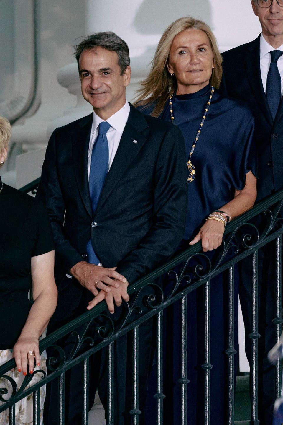 Ο Κυριάκος με την Μαρέβα Μητσοτάκη στη σκάλα του Λευκού Οίκου