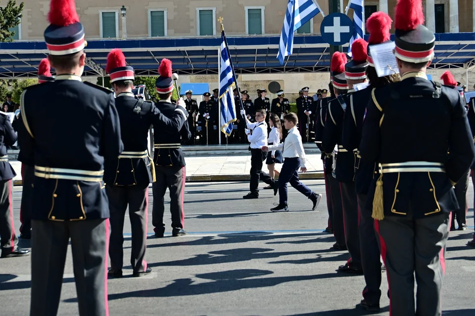 Η παρέλαση πραγματοποιήθηκε παρουσία εκπροσώπων της πολιτικής, θρησκευτικής, στρατιωτικής και πολιτειακής ηγεσίας του τόπου