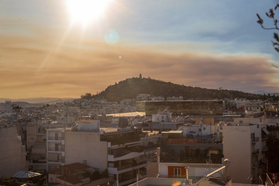 Οι πυκνοί καπνοί από τη φωτιά στο Ξυλόκαστρο κάλυψαν τον Ήλιο στην Αττική