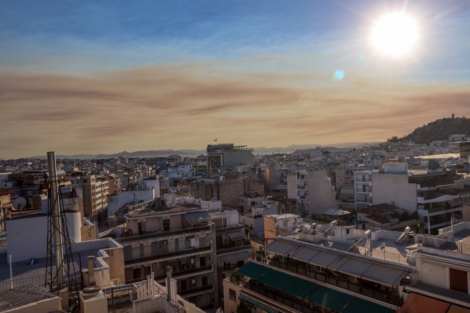 Καπνός από τη φωτιά στο Ξυλόκαστρο έφτασε στην Αττική