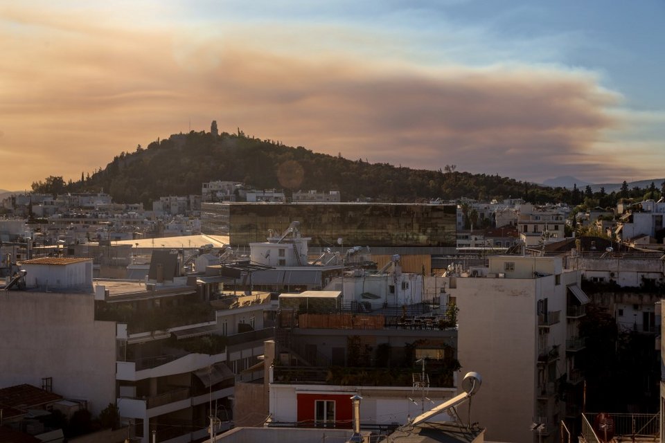 Καπνοί από τη φωτιά στο Ξυλόκαστρο πάνω από την Αττική