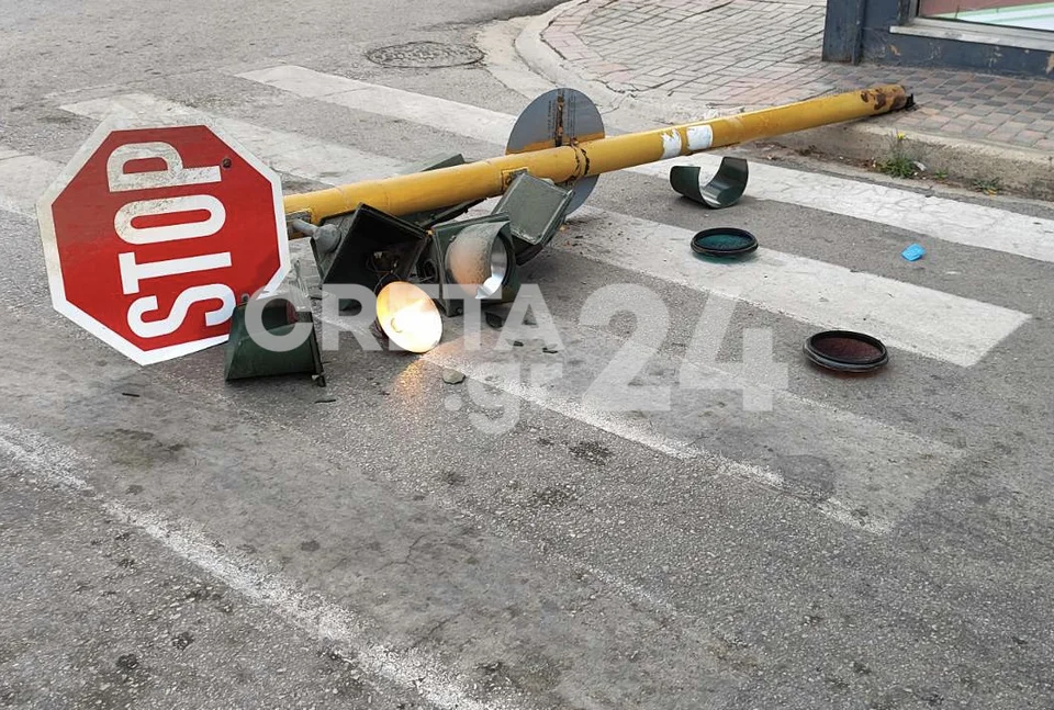 Διαβρωμένη η βάση του φαναριού / creta24.gr