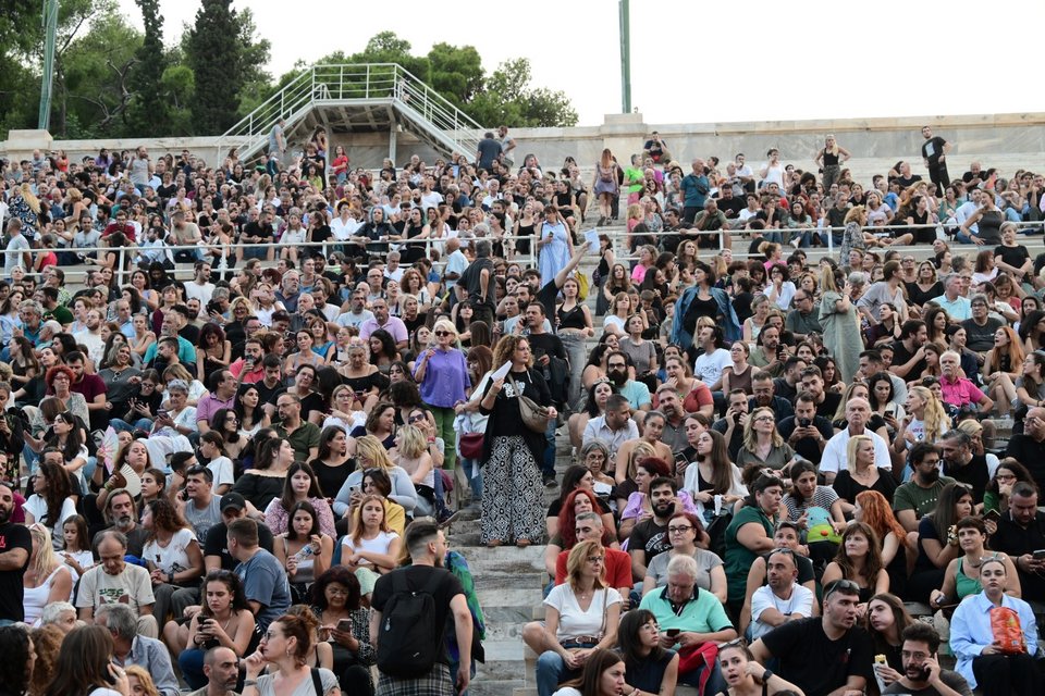 Κατάμεστο το Καλλιμάρμαρο για τη συναυλία για τα Τέμπη [εικόνες] -  iefimerida.gr