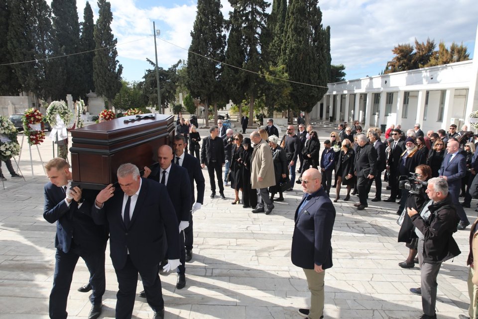 Πλήθος κόσμου στο τελευταίο αντίο