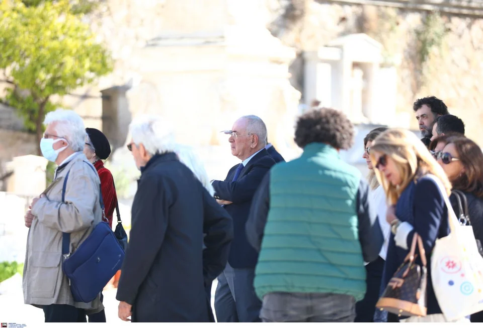 Συνάδελφοι , συγγενεις και φίλοι στην κηδεία του Θανάση Βαλτινού