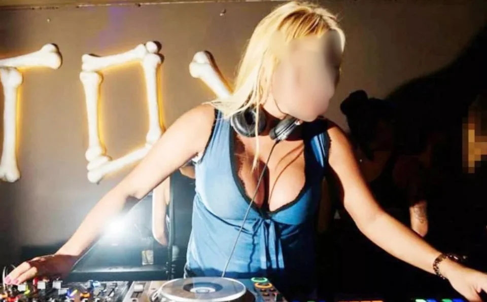 Η DJ Mikaela επί τω έργω