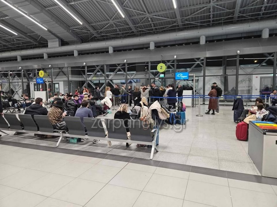 Αναμονή ωρών στο αεροδρόμιο «Μακεδονία» για περίπου 200 επιβάτες