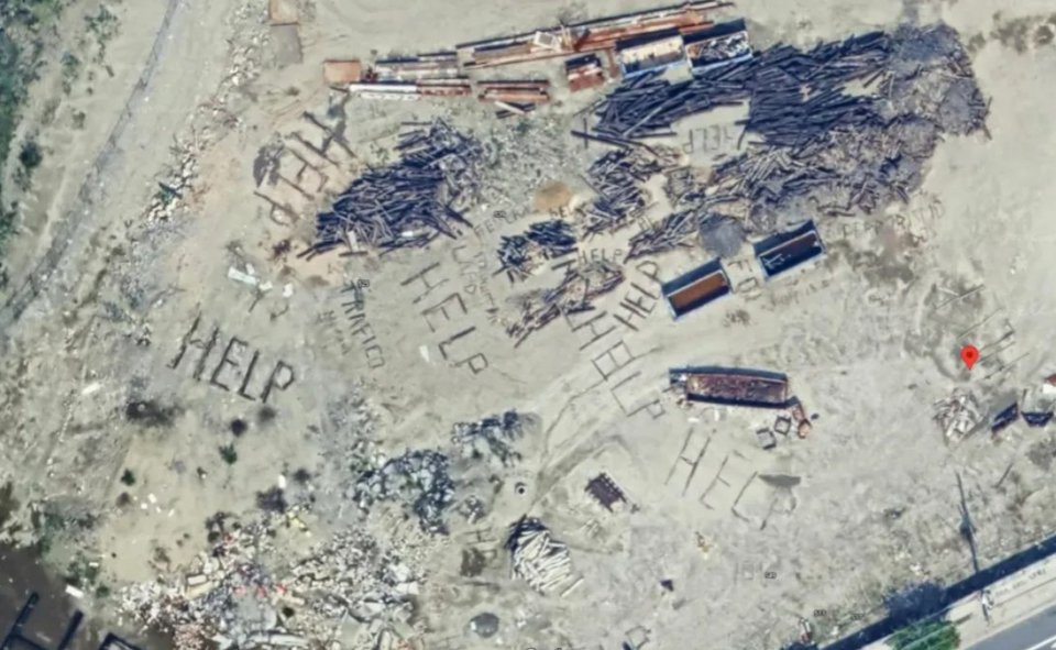 Μια αεροφωτογραφία του Google Earth δείχνει ανατριχιαστικά μηνύματα σε ένα ακίνητο στο κέντρο του Λος Άντζελες