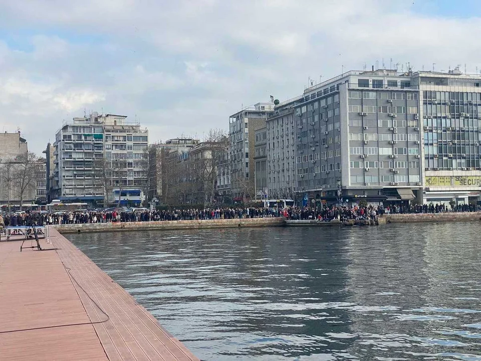 Γέμισε η παραλία Θεσσαλονίκης από πολίτες, για να παρακολουθήσουν την ρίψη του Σταυρού / makthes.gr