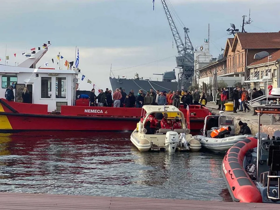 Ένα από τα πλοιάρια από το οποίο πήδηξαν στο νερό οι κολυμβητές για να πιάσουν τον Σταυρό / makthes.gr