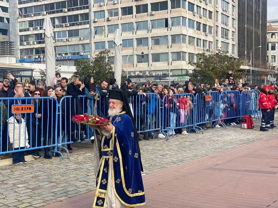 Κόσμος συγκεντρωμένος στη Θεσσαλονίκη για τη ρίψη του Σταυρού / makthes.gr