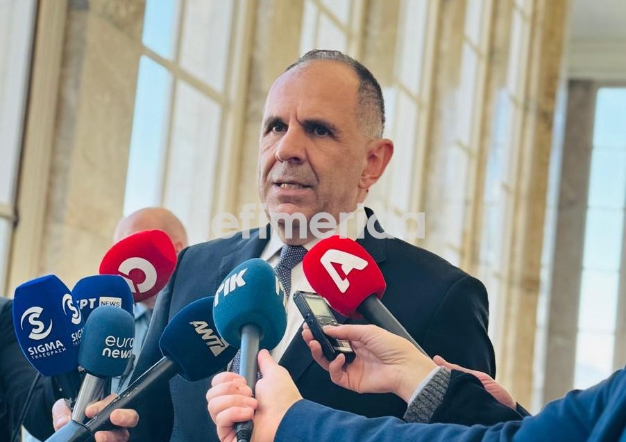 Ο Γιώργος Γεραπετρίτης κάνει δηλώσεις μετά την ολοκλήρωση της πενταμερούς στη Γενεύη για το Κυπριακό