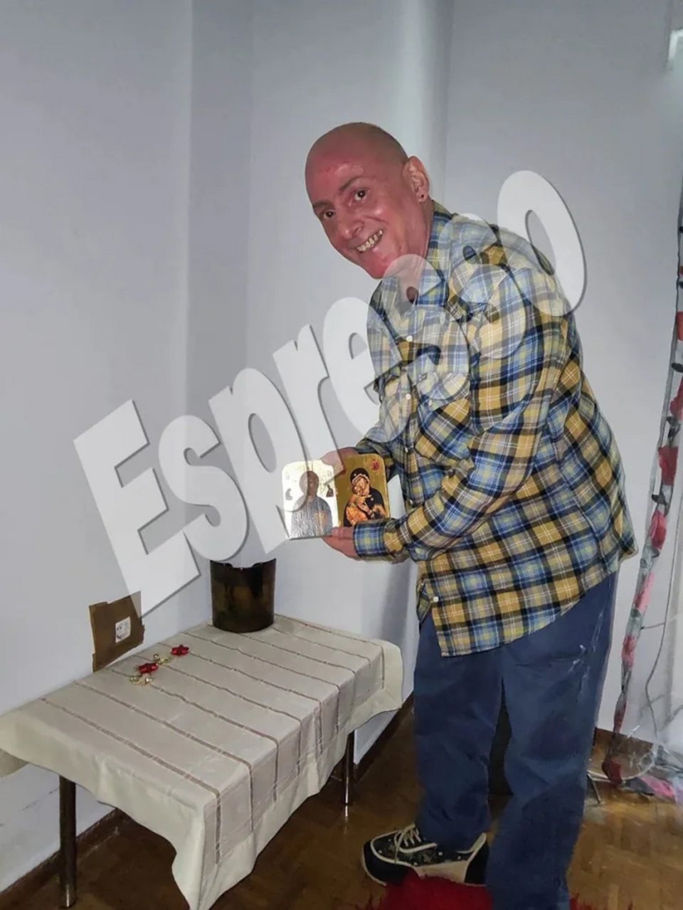 Το διαμέρισμα παραχωρήθηκε στον ηθοποιό από τη χήρα και τον γιο του Γιώργου Βασιλείου