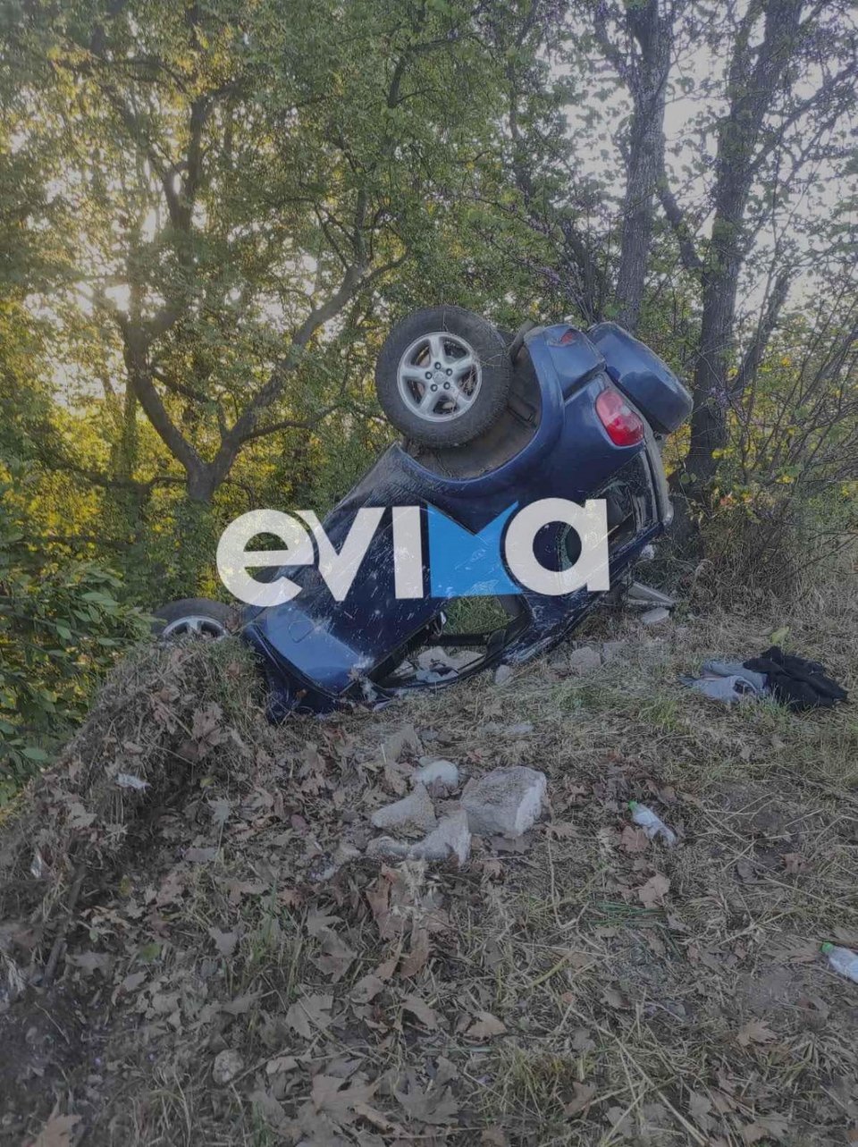 Στο σημείο έσπευσε η Πυροσβεστική και η Αστυνομία, καθώς και ασθενοφόρο του ΕΚΑΒ που παρέλαβε τους δύο τραυματίες