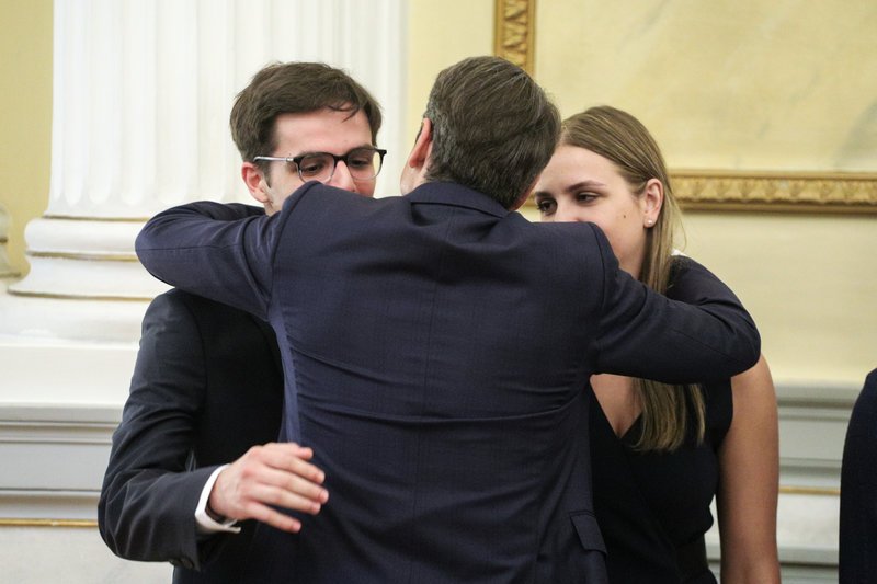 Sofia Kwnstantinos Dafnh Ta Paidia Toy Mhtsotakh Sthn Orkwmosia Ta Phgadakia H Sygkinhsh Kai Ta Gyalia Hlioy Eikones Ellada Iefimerida Gr