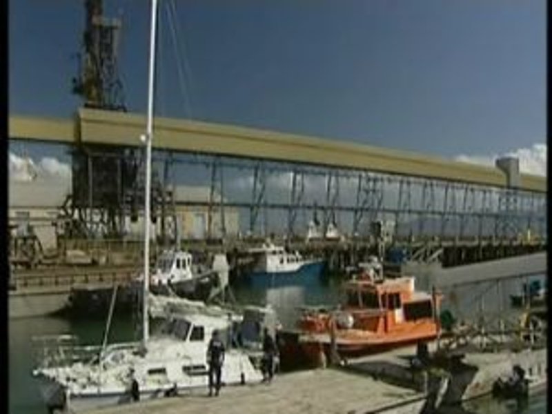 To καταμαράν Kaz II αγκυροβολημένο στο Τάουνσβιλ της Αυστραλίας, στη διάρκεια ερευνών.