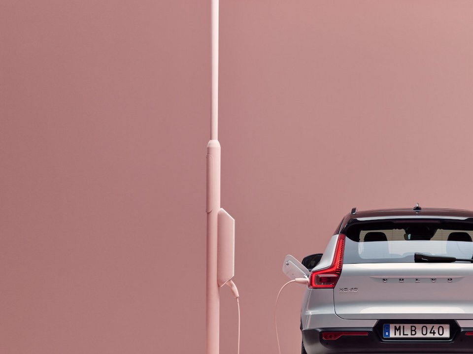 H Volvo αποκαλύπτει το ηλεκτρικό XC40 φόρτιση