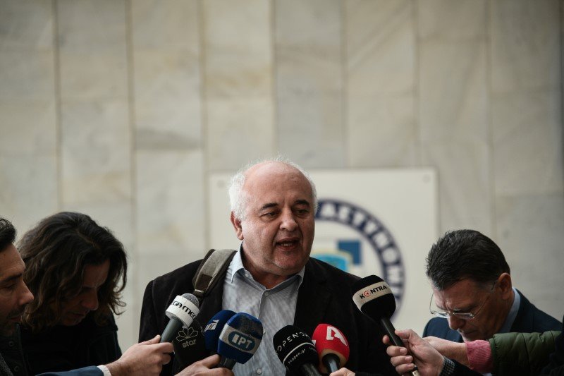 Ο Νίκος Καραθανασόπουλος (ΚΚΕ) κάνει δηλώσεις έξω από την ΓΑΔΑ