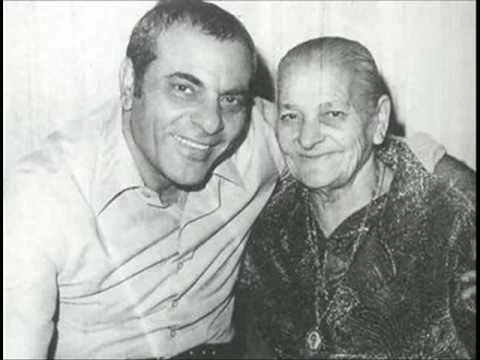 Ο Στέλιος Καζαντζίδης με τη μητέρα του, Γεσθημανή