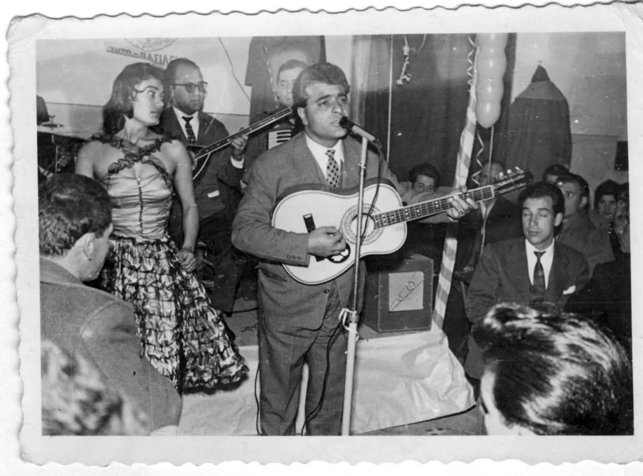 1958: Ο Στέλιος Καζαντζίδης και η Μαρινέλα, τραγουδούν στις αποθήκες του πρώτου γεωργικού συνεταιρισμού Χαλάστρας 