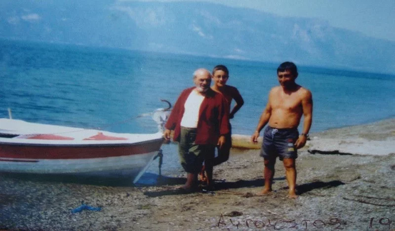 Ο Στέλιος Καζαντζίδης με τη βάρκα του και φίλους στον Αγιο Κωνσταντίνο