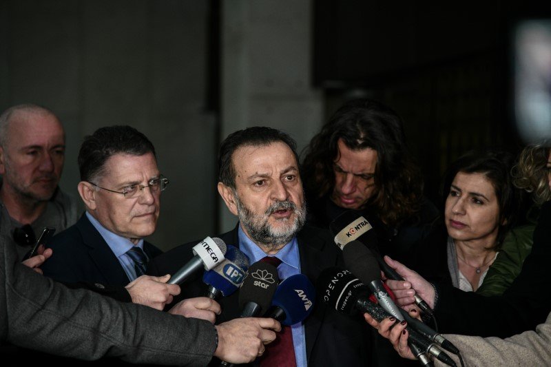 Ο Βασίλης Κεγκέρογλου κάνει δηλώσεις έξω από την ΓΑΔΑ