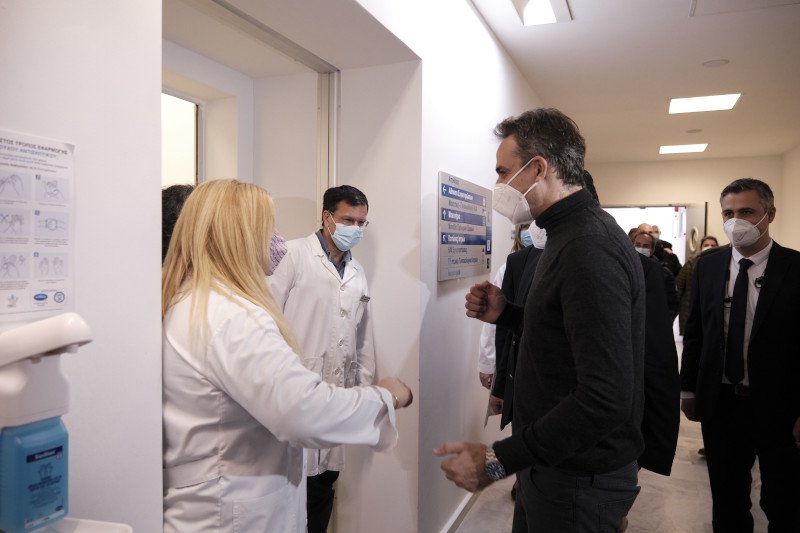 Κυριάκος Μητσοτάκης με γιατρούς