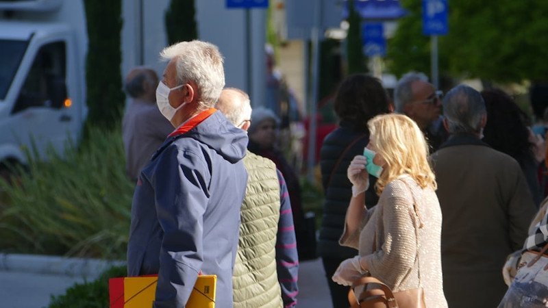 «Ουρές» και πολυκοσμία στο κέντρο της Λάρισας
